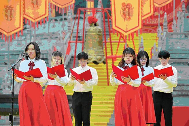 两岸青年学生在开幕式上集体致献词。（方伟光）