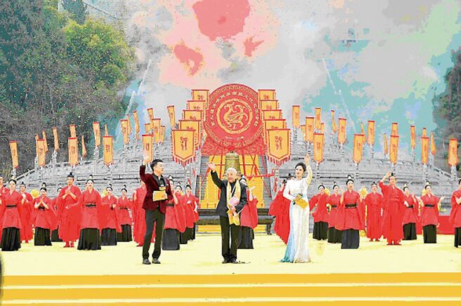 两岸嫘祖文化交流活动开幕式现场嘉宾近千人。（方伟光）