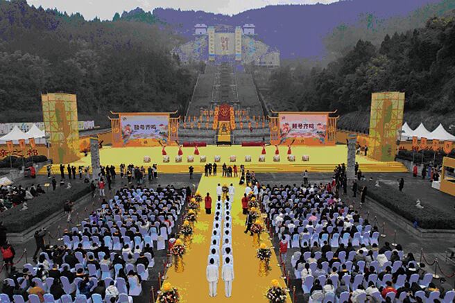 两岸嫘祖文化交流活动开幕式现场嘉宾近千人。（方伟光）