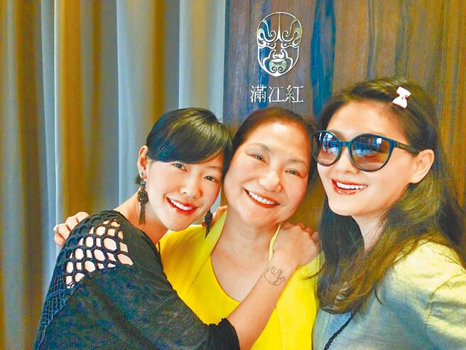 大S（右起）过世一个多月，徐妈妈、小S仍在悲伤中。（资料照片）