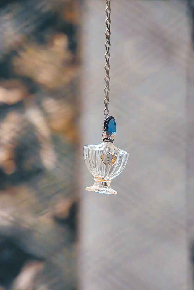 路易絲．布爾喬亞在作品《蜘蛛》（1997年）中，使用了嬌蘭SHALIMAR一千零一夜香水瓶。（Louise Bourgeois artwork c The Easton FoundationLicensed by VAGA at ARS, New York.提供）