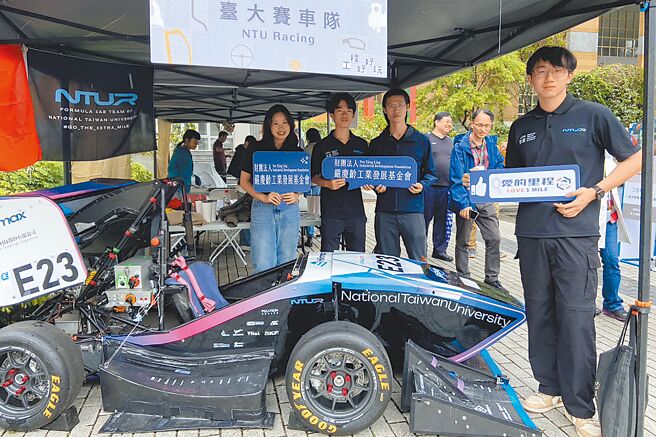 裕隆集团长期进行产学合作，图为臺大赛车队带领民眾认识电动赛车，参与应用工程原理的设计制程。（裕隆集团提供）