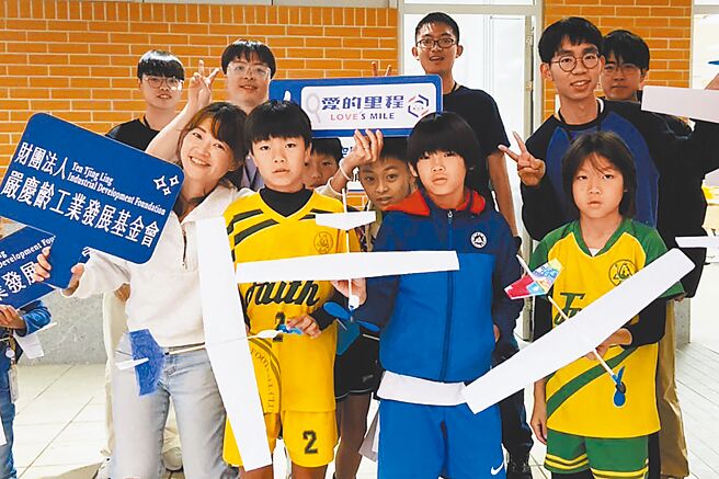 阳交大无人机团队规画精采工作坊，小朋友从无到有设计自己的滑翔飞行器。（裕隆集团提供）