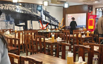 海底捞喷尿翻版！陆男童餐厅「朝茶杯小便」 家长：孩子憋不住