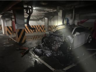 基隆社区停车场火烧车！百万名车清晨突自燃 车头全毁