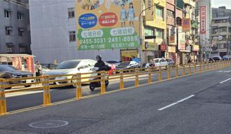 防止行人违规穿越马路 基隆1路段增设双柱防撞护栏