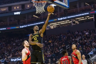 NBA》柯瑞提前傷退 吉米巴特勒大三元協助勇士險退暴龍