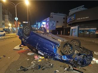 疑恍神自撞分隔岛号志 车翻转2圈半四轮朝天