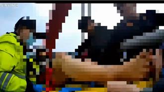 醉女倒臥關渡橋險墜河 淡水警消驚險搶救