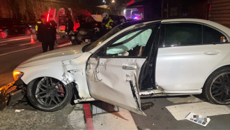 影》慘了！19歲賓士男自撞 360度彈跳噴對向「車子租的」