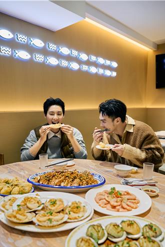 偉晉與「他」同遊香江  大啖美食畫面曝光