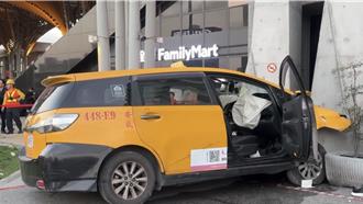花蓮車站前計程車暴衝  5人受傷駕駛夾車內