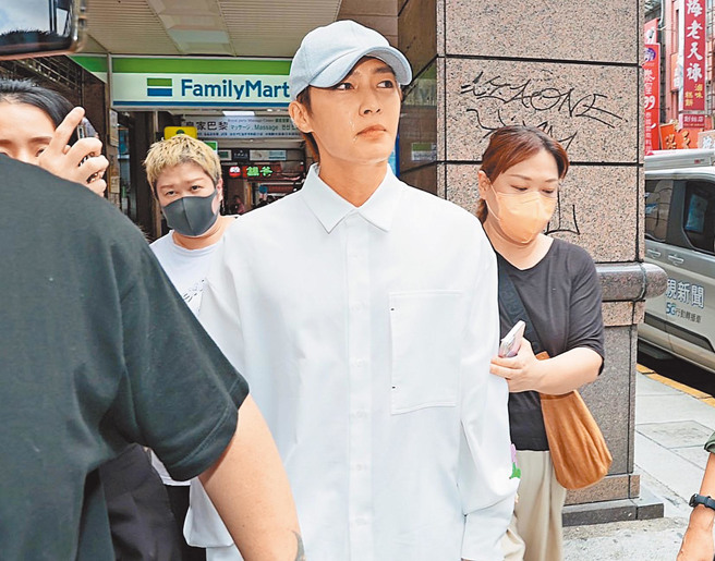 炎亚纶(右2)昔日现身耀乐记者会道歉，含泪离场。（图／中时资料照）