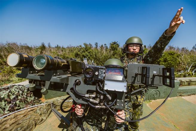 國軍持續投入「立即備戰操演」，其中，第1作戰區操作雙聯裝刺針飛彈系統，模擬防空火網建立並確保在最短時間內完成部署，驗證應急制敵能力。（記者李明澤攝）