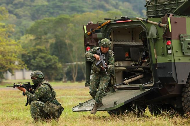  第4作戰區333旅聯兵3營進行駐地縮短距離演練，驗證應急制敵能力。（記者林睿奕攝）