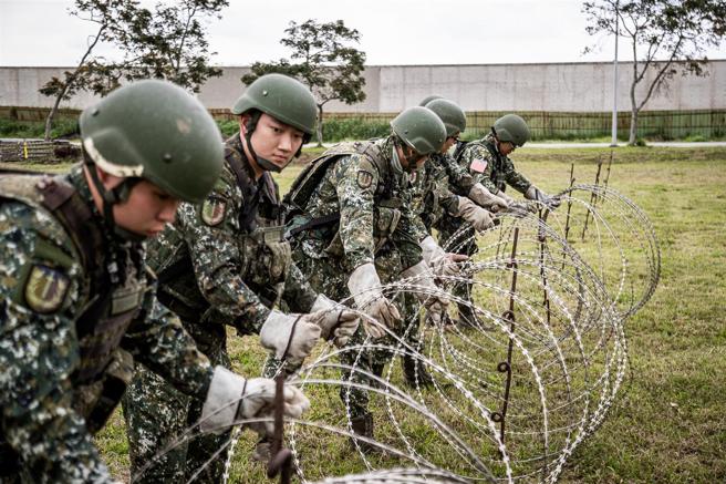  第2作戰區工兵部隊執行關鍵基礎設施防護，進行阻絕設置。
（記者洪嘉豪攝）