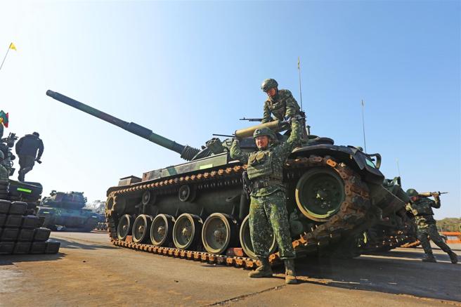  第3作戰區584旅聯兵2營依令實施CM11戰車戰備裝載演練。
（記者鄭又禎攝）