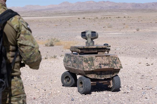  澳军参与美方「聚合计画」演训，部署GUS进行实地测试。（取自DVIDS网站）