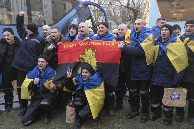  乌俄19日互换各175名战俘，为开战以来最大规模；重获自由的乌国官兵身披国旗，难掩喜悦。
（达志影像／美联社）