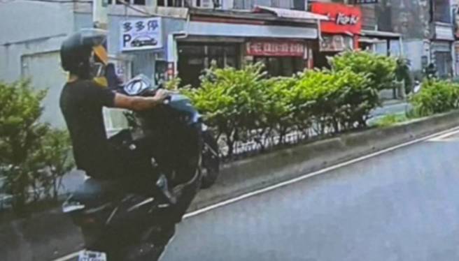 机车骑士在道路上「翘孤轮」行驶，遭到民眾检举，警方依法开罚。（翻摄画面）