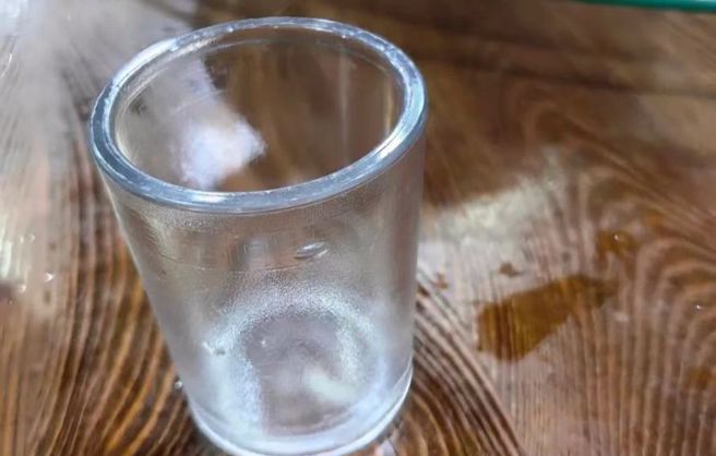 隔壁桌用餐的女子闻到异味气炸。（翻摄自微博）