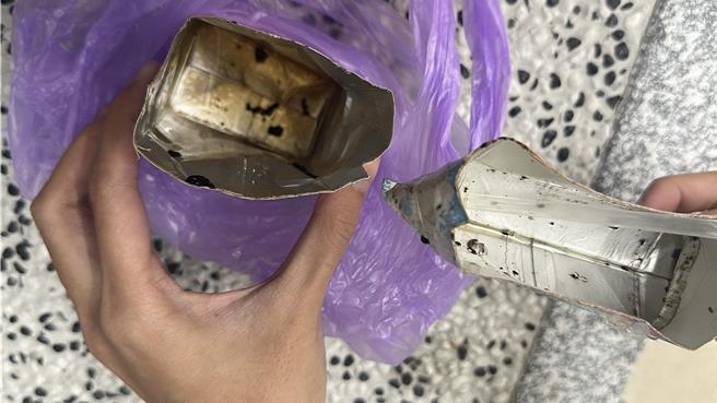 台東李姓男子昨（20）日晚間在鋁箔包飲料內喝到不明黑色異物。（蔡旻妤攝）