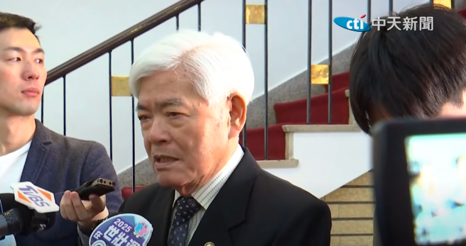 中选会主委李进勇21日赴立法院备询，会前接受媒体联访。（翻摄自中天新闻）