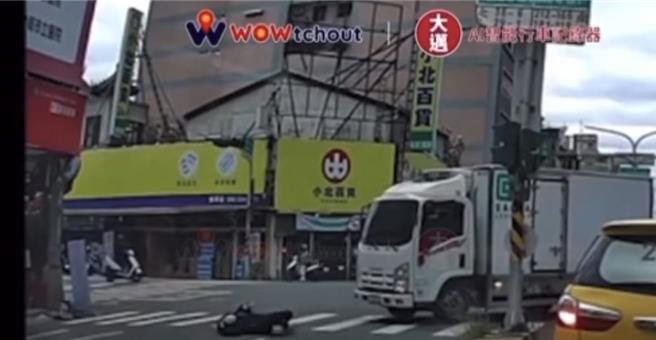 台南市成功路、金华路口日前又发生路人过马路被撞飞的事故，余爸爸忍不住在脸书发声。（摘自脸书／曹婷婷台南传真）