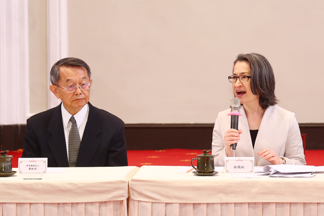 副总统萧美琴（右）21日于总统府大礼堂主持「114年司法院正、副院长及大法官被提名人介绍记者会」。左为司法院院长被提名人蔡秋明。（邓博仁摄）