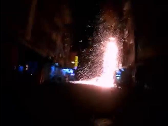 阿莲区一处路口电线杆突然窜出大量火花，让经过骑士吓喊「差点烧起来」。（翻摄自Threads／任义宇高雄传真）