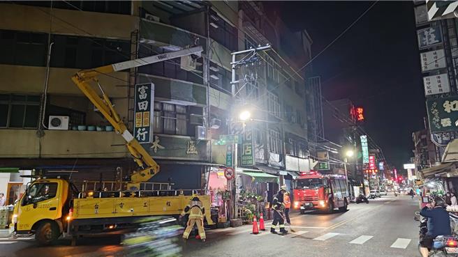 台电事后派员修復故障电线杆，有消防车在旁戒备。（警方提供／任义宇高雄传真）