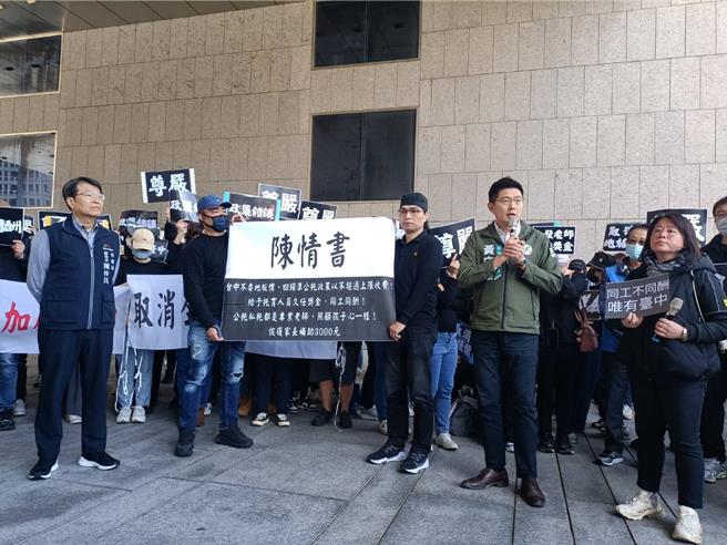 台中市托婴中心不满加入准公托设定地板价，21日前往市府递交陈情书，由社会局副局长陈仲良（前排左一）接下，市议员黄守达（前排右二）也前往声援。（陈淑娥摄）