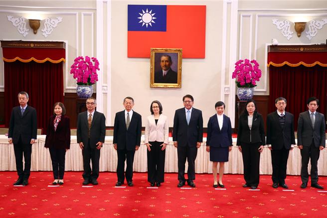 副总统萧美琴21日于总统府大礼堂主持「114年司法院正、副院长及大法官被提名人介绍记者会」。左起为大法官被提名人詹镇荣，林丽莹，萧文生，司法院院长被提名人蔡秋明，副总统萧美琴，总统府秘书长潘孟安，副院长被提名人苏素娥，大法官被提名人郑纯惠，陈慈阳，总统府副秘书长张惇涵。（邓博仁摄）