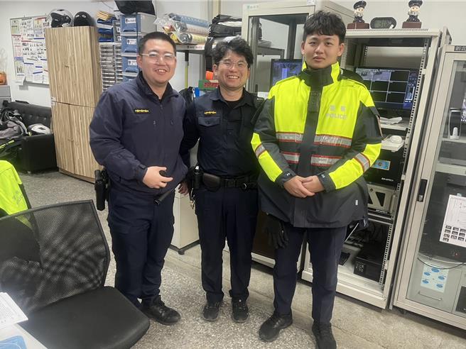 竹围派出所警员黄久晏（左起）、黄裕翔和邱崇政一同救援关渡桥酒醉女子。（淡水警分局提供）