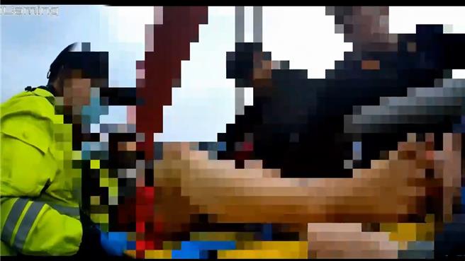 警消合作救援关渡桥酒醉女子。（淡水警分局提供）