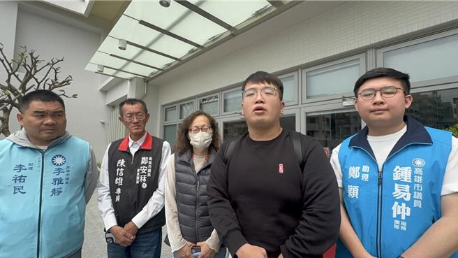 國民黨高雄市黨部代表於21日到鳳山分局報案。（洪靖宜攝）