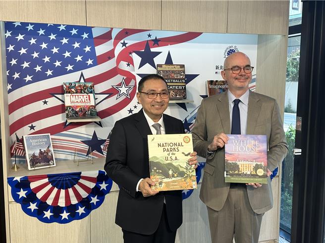 新北市首座「美国资料专区」（American Shelf）21日由新北市长侯友宜及美国在台协会（AIT）处长谷立言（Raymond Greene）共同揭幕启用。（高钧麟摄）
