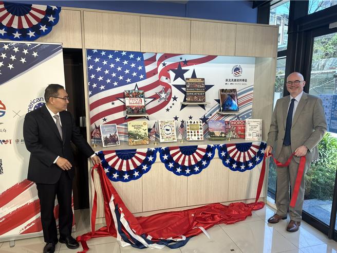 新北美国资料专区设立在新北市青职基地，提供丰富的美国文化、社会、歷史等书籍资源。（高钧麟摄）