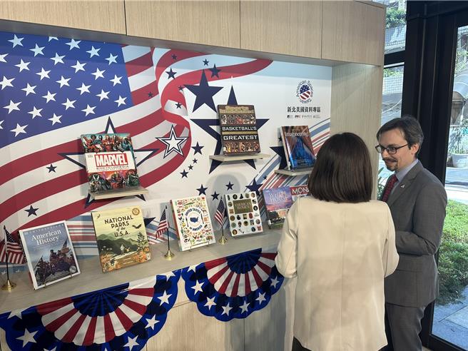 「美国资料专区」提供美国社会、文化、歷史、地理、经典文学及趣味故事等书籍及多样英语学习资源。（高钧麟摄）