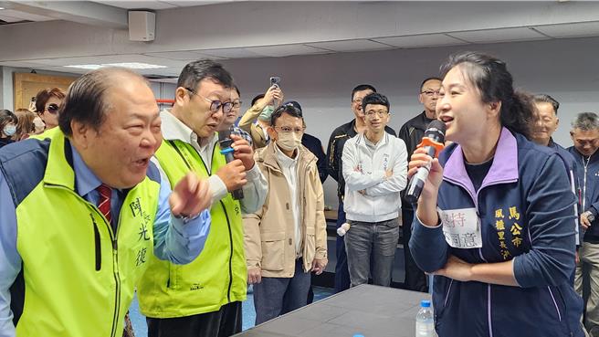 澎湖馬公市風櫃里長洪雅紋（右），21日帶領百餘民反風電的里民，包3台遊覽車到澎湖縣政府，向縣長陳光復（左）陳情。中間白衣者為被陳縣長說不識字又愛搧風點火的民眾黨籍馬公市代會副主席莊國輝。（許逸民攝）