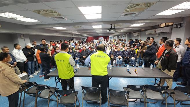 澎湖縣長陳光復，21日親上火線，向百餘民前來陳情反風電的風櫃里民打包票，說和地方立場一致。（許逸民攝）