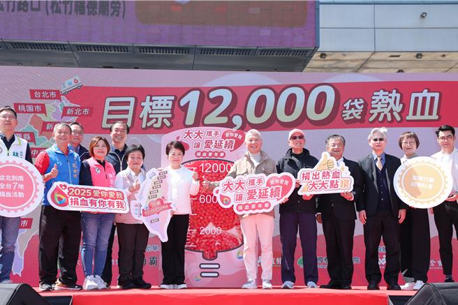 大大数位基金会捐血活动第六站21日在台中市府广场前登场，市长卢秀燕出面号召大家挽袖捐热血。（陈淑娥摄）