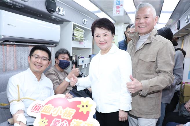 大大数位基金会捐血活动第六站21日在台中市府广场前登场，市长卢秀燕出面号召大家挽袖捐热血，市议员黄守达共襄盛举。（陈淑娥摄）