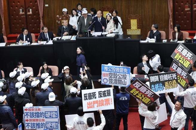 立法院21日院会处理并讨论反废死公投案时，民进党团干事长吴思瑶（中左）抗议新党副秘书长游智彬以何种身分出现在议场2楼媒体席，立法院长韩国瑜（上中）表示游有「记者证」，引发民进党立委抗议并杯葛议程，蓝绿双方各自举出标语高喊口号并在议场内吵成一团。（姚志平摄）
