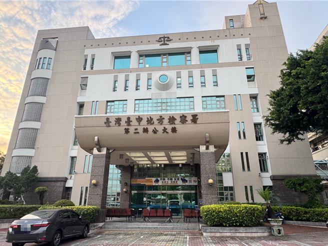 36岁张姓假律师涉偽造法学博士学位接案，更勾结在中市经发局担任约雇员的蔡姓友人、中市第四分局某派出所陈姓副所长、杨姓警员等人查询个资，中检21日依贪污图利、泄密和律师法等罪起诉张等9人。 （潘虹恩摄）