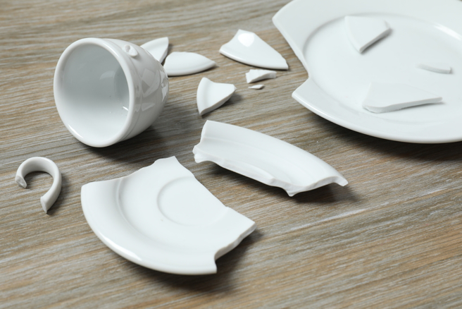 新北市环保局表示，瓷器不可回收，但由于无法焚化，因此应妥善包装后交回收车的工作人员。（图：shutterstock／达志）