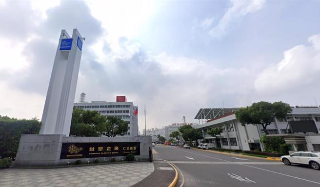 高雄台塑仁武厂3月14日下午发生重大工安事故，工厂内管线蒸气外泄引发爆炸，造成57岁的陈姓外包技工当场惨死，37岁的康姓男子受伤。（翻摄google地图）