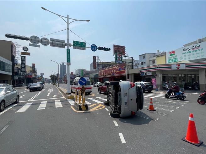 呂姓男子開車搶道切西瓜式左轉，撞上分隔島當場翻車，受傷幸無大礙。（民眾提供／郭良傑台南傳真）