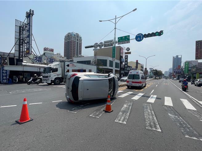 呂姓男子開車搶道切西瓜式左轉，撞上分隔島當場翻車，車子橫在路中央。（民眾提供／郭良傑台南傳真）