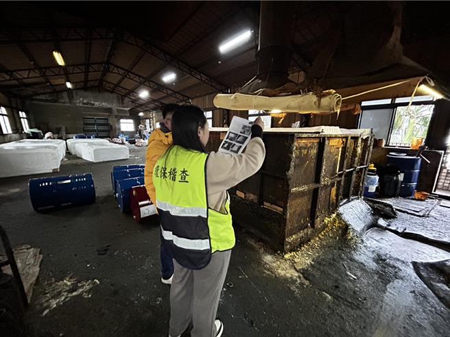 基北北桃4市今共计查核51家工厂、103处工地、110处餐饮业及露天燃烧热点。（图／新北市环保局）